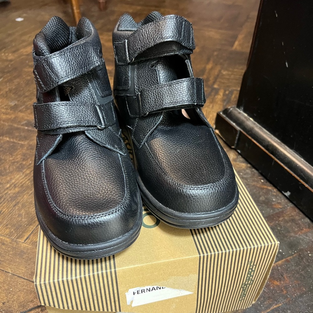 sold NIB Orthofeet Black Glacier Gorge Boot